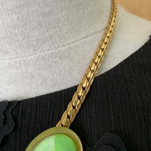 💥2 for $20 Vintage ‘70’s Necklace With Jade-Coloured Gemstones - Picture 5 of 10